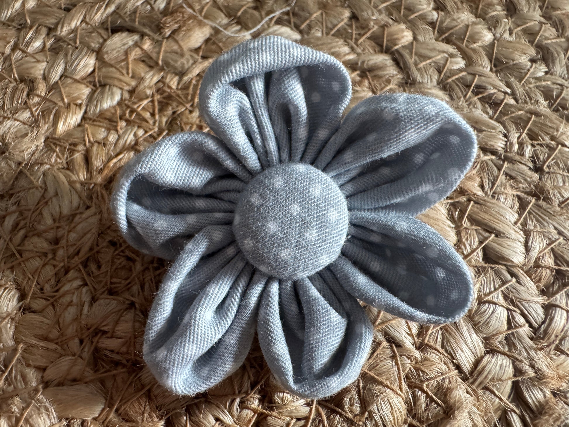 Collar flower, polkadots, grey