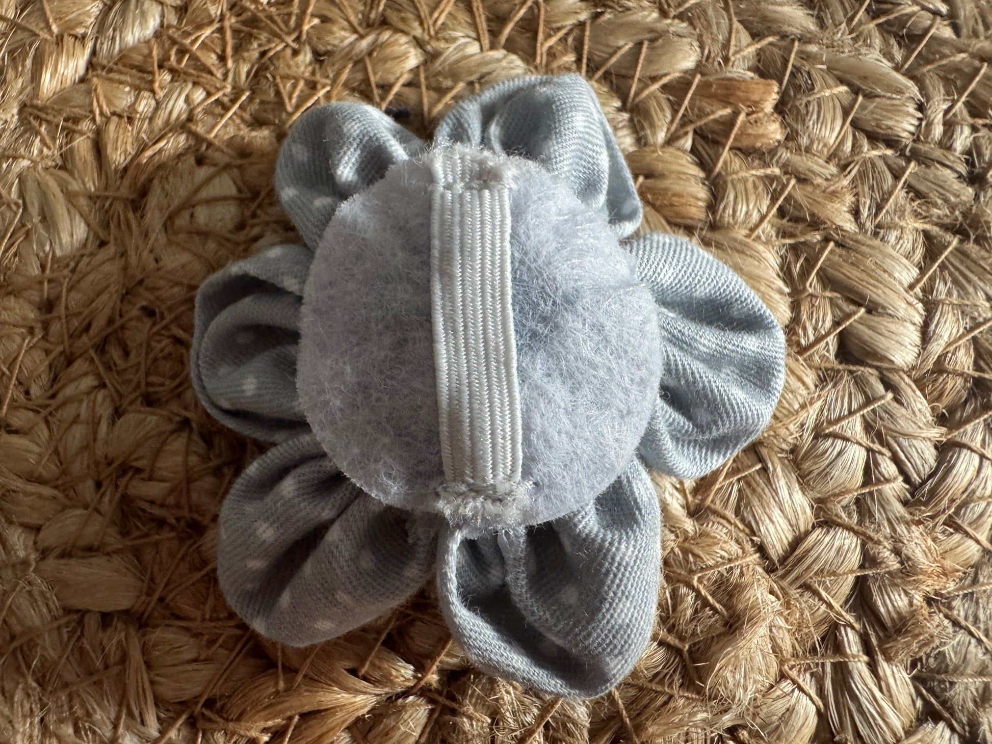 Collar flower, polkadots, grey